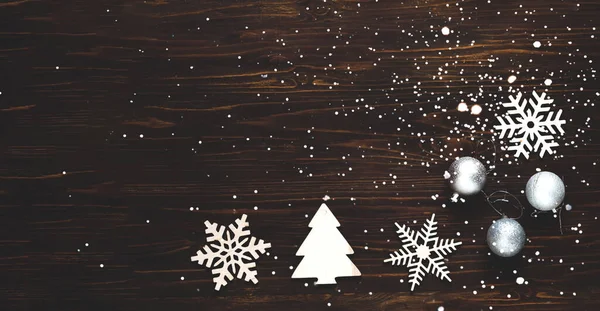 Διακοσμητικές ξύλινες νιφάδες χιονιού και ασημένιες μπάλες σε ξύλινο φόντο.Σπιτικά δώρα ή διακόσμηση Χριστουγέννων και Πρωτοχρονιάς. Δημιουργικός χώρος αντιγραφής — Φωτογραφία Αρχείου