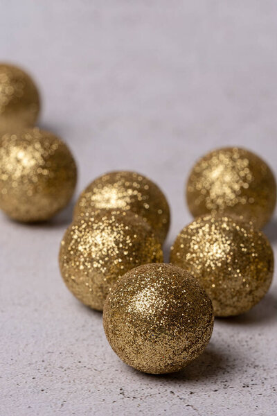 Крупный план золотых рождественских шаров на белом фоне