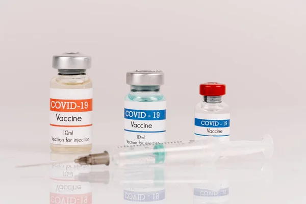 Frascos Vacina Covid Com Seringa Sobre Fundo Branco Fotos De Bancos De Imagens