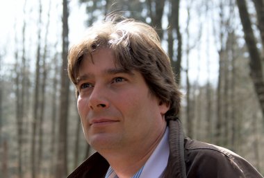 Adam açık havada ormandaki portresi