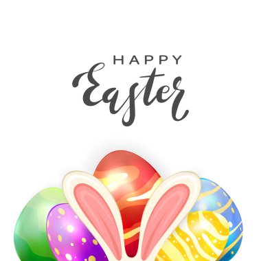 Beyaz arka planda izole edilmiş tavşan kulaklı siyah harfli Mutlu Paskalyalar ve renkli Paskalya yumurtaları. Paskalya tavşanı, bayram tasarımı, afişler ve tebrik kartları için kullanılabilir..