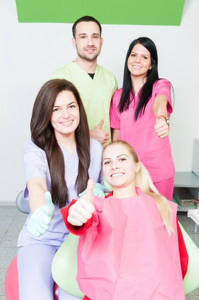 Equipo dental exitoso mostrando como gesto — Foto de Stock