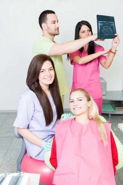 Professional dentist team analyzing an xray — Stock Photo, Image