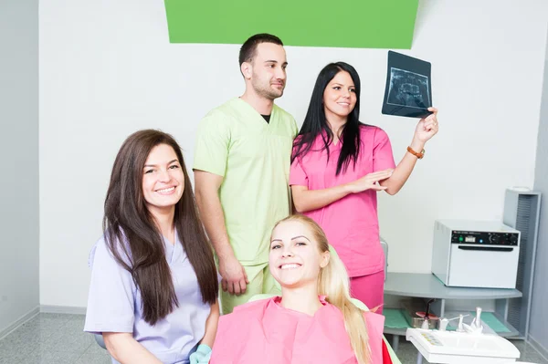 Zespół profesjonalny dentysta i zadowolony pacjent — Zdjęcie stockowe