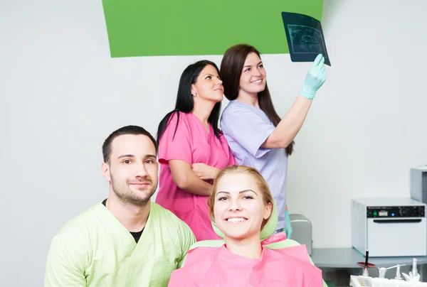 Dental medical team with patient and x-ray — Stock Photo, Image