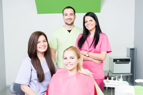 Equipo de jóvenes dentistas — Foto de Stock