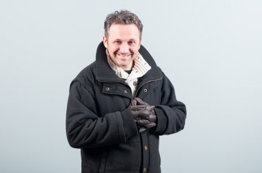 Siyah ceket ve kazak ile gülümseyen yakışıklı adam