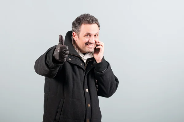 Alegre hombre sonriente en ropa de invierno hablando por teléfono celular — Foto de Stock