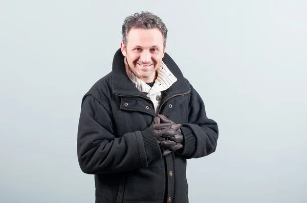 Hombre guapo sonriente con chaqueta negra y suéter — Foto de Stock