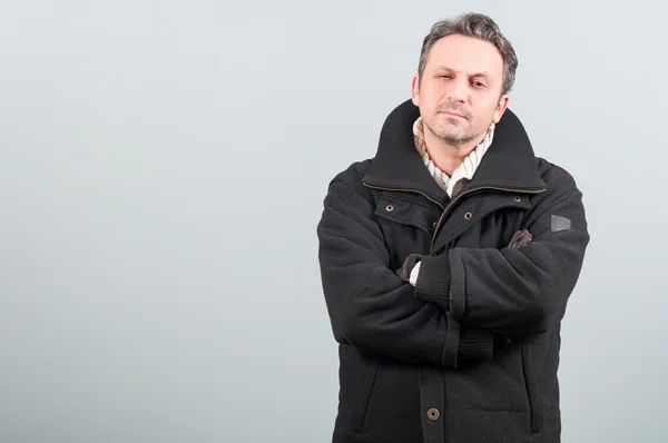 Hombre casual con los brazos cruzados con ropa de invierno — Foto de Stock