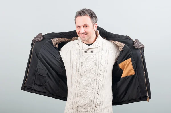 Изображение непринужденного стильного мужчины в свитере и куртке — стоковое фото