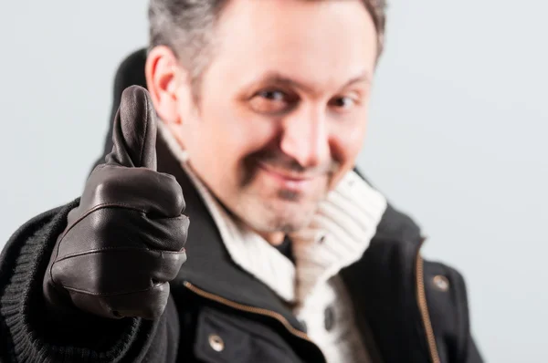 Close-up de homem atraente polegar para cima e sorrir — Fotografia de Stock