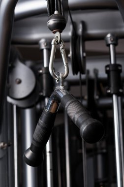 Bir spor salonunda asılı kolu Closeup resmi