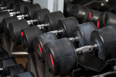 Dumbbells bir fitness merkezinde dizilmiş 