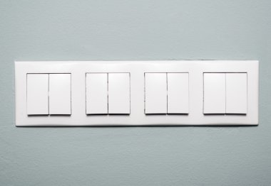 Mavi arka planüzerinde birden fazla ışık anahtarının yakın çekim