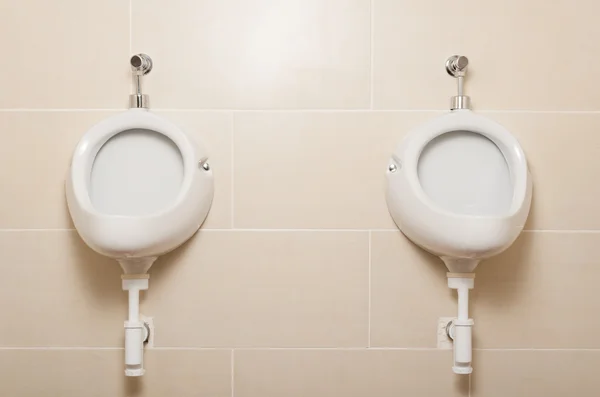 Urinarios de cerámica blanca para hombres en el baño público — Foto de Stock