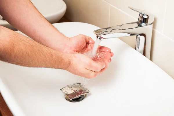 Close-up de homem lavar as mãos sob água corrente — Fotografia de Stock