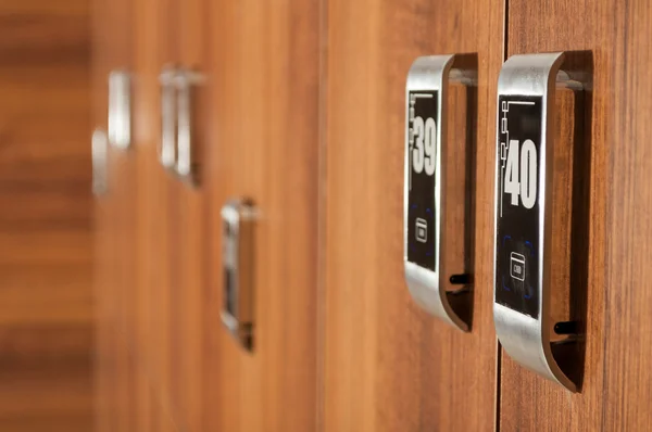 Primer plano de armario de madera en gimnasio con acceso digital —  Fotos de Stock