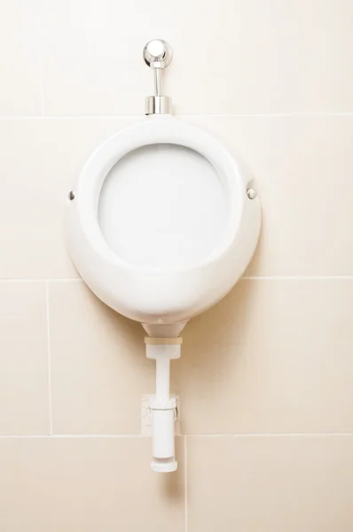 Primer plano de urinario de cerámica blanca en el baño de hombres — Foto de Stock