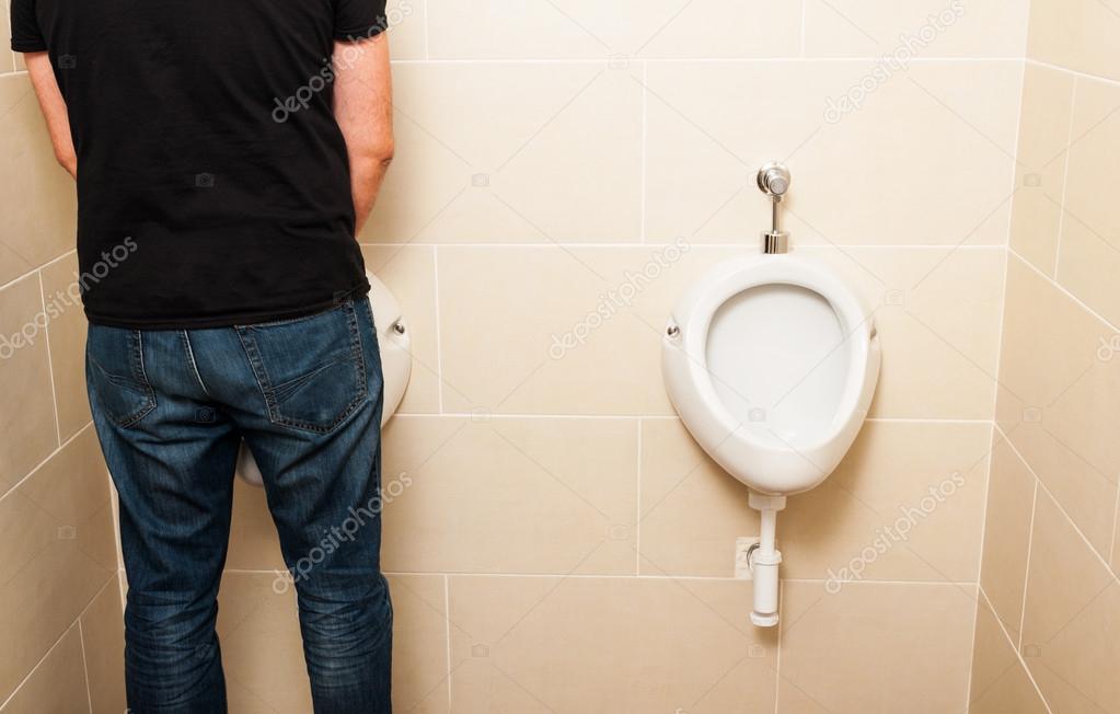 в туалет человек стоит