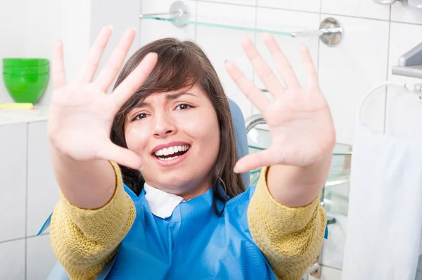 Verängstigte junge Frau in Zahnarztpraxis verweigert zahnärztliche Untersuchung — Stockfoto
