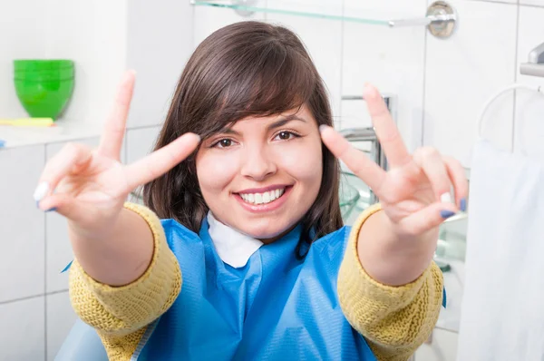 Retrato de mujer joven visitando el consultorio del dentista y sonriendo —  Fotos de Stock