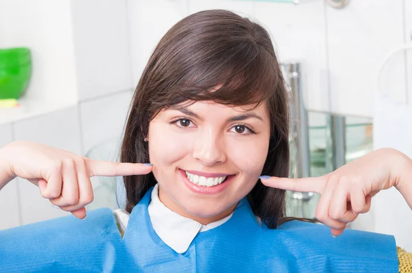 Gros plan d'un patient heureux dans un cabinet dentaire souriant — Photo