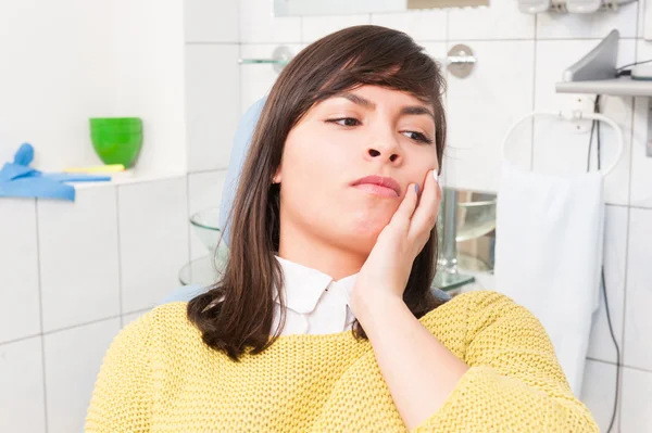 Jovem no dentista com dor de dente — Fotografia de Stock