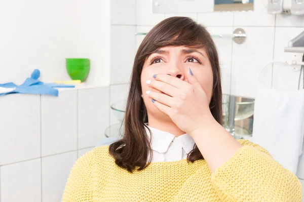 Femme souffrant de douleur souffre de maux de dents dans le bureau de dentisterie — Photo