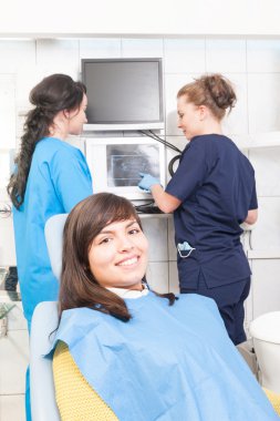 Diş klinisinde kadın diş hekimi ve asistanı röntgen analizi