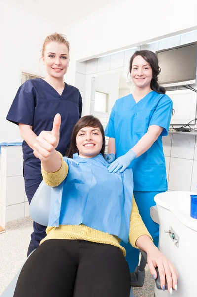 Confident patient with doctor and assistant showing thumb up — Stock Photo, Image