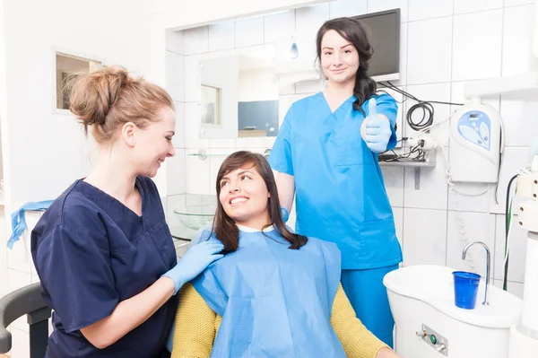 Assistant standing with doctor and patient and doing like gestur — Stock Photo, Image