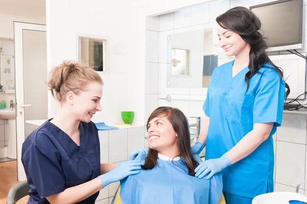 Close-up retrato de mulher dentista, seu assistente e fêmea pat — Fotografia de Stock