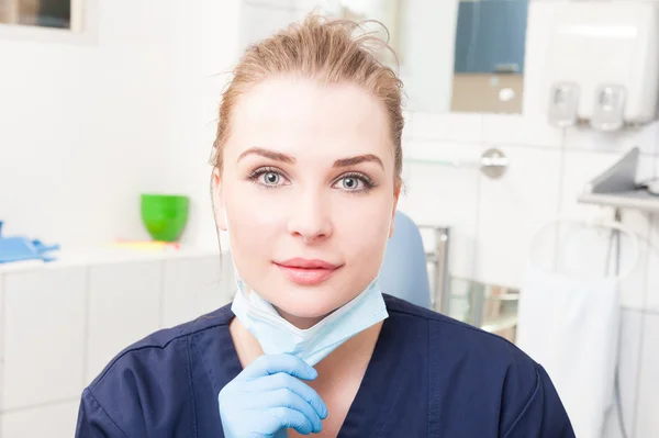 Mulher sorridente dentista em close-up segurando máscara dentária — Fotografia de Stock