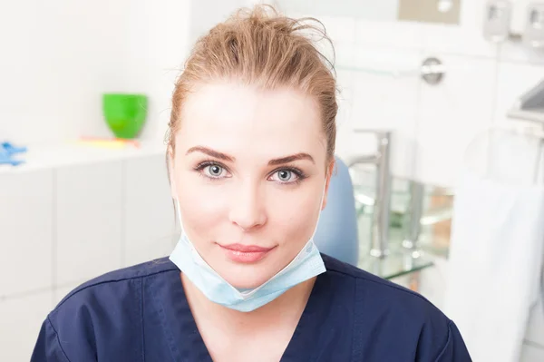 Fechar-se de belo dentista feminino com pele perfeita — Fotografia de Stock