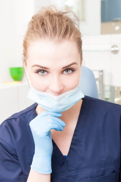 Close-up retrato de dentista com máscara olhando para a câmera — Fotografia de Stock