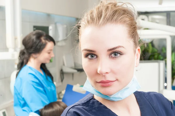 Närbild kvinnliga tandläkare med perfekt hud agerar säker — Stockfoto
