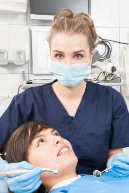 Diş hekiminde sözlü kontrol sırasında genç hastanın portresi