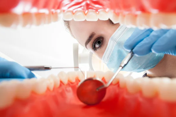 Primer plano de la boca del paciente con los dientes que están siendo revisados por el dentista mujer — Foto de Stock