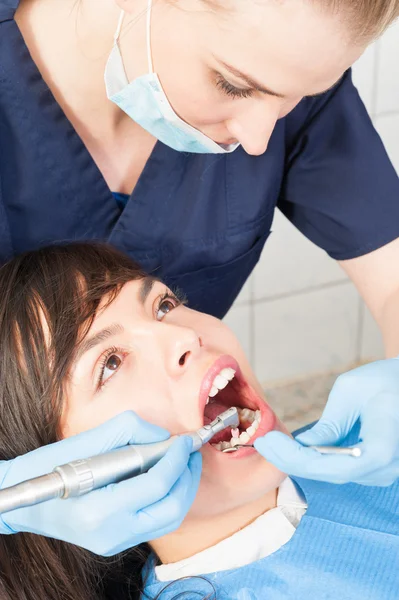 Mujer bonita paciente teniendo chequeo bucal en el dentista — Foto de Stock