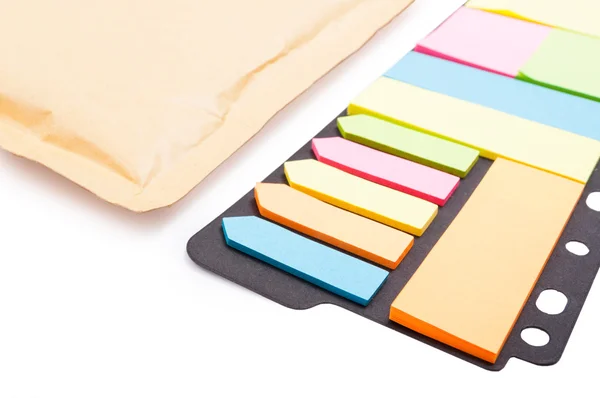 Papier blanc coloré post-it en gros plan sur fond blanc — Photo