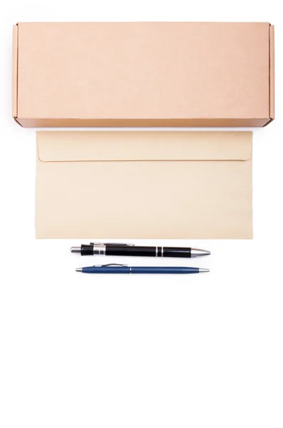 Bürotisch mit Schreibwerkzeug, Karton und braunem Umschlag — Stockfoto