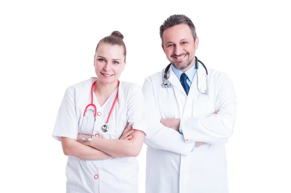 Portrait de deux médecins expérimentés attrayants debout avec le bras — Photo