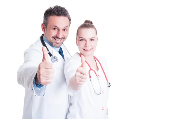 웃 고 thumbup를 보여주는 흥분된 남자와 여자 의사 — 스톡 사진