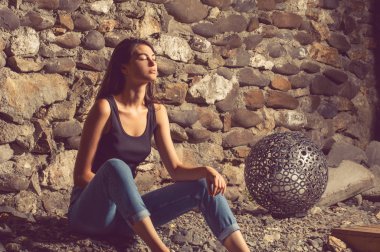 Uzun saç rahatlatıcı ile genç çekici Bayan