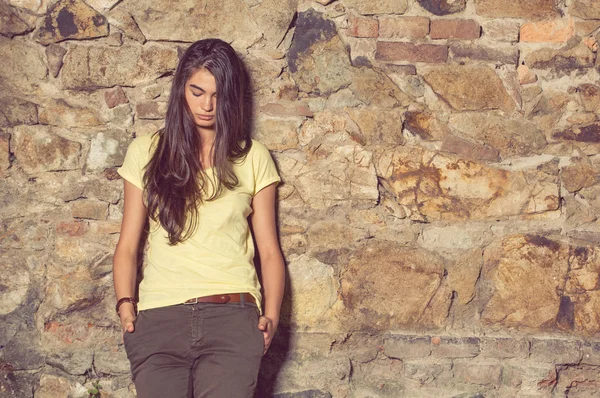 Mulher muito jovem e magro com t-shirt amarela e calças castanhas — Fotografia de Stock
