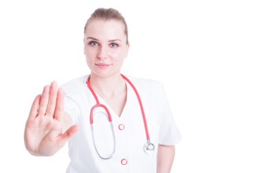 Stetoskoplu güzel kadın doktor dur jesti yapıyor