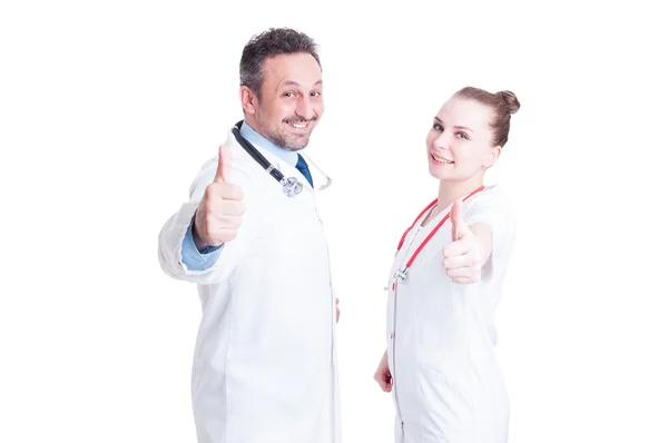 Успешная молодая команда врачей показывает большие пальцы вверх — стоковое фото