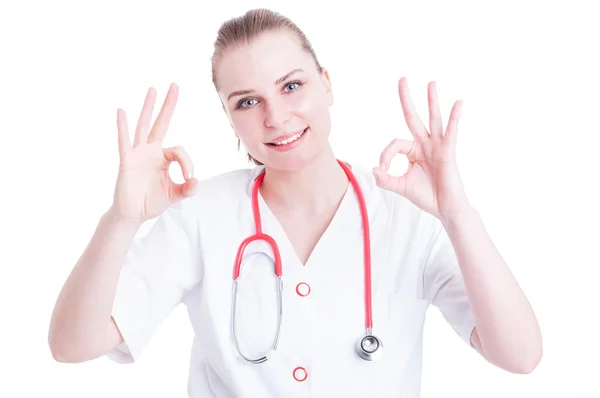 Женщина в белом медицинском халате и делает нормальный жест — стоковое фото