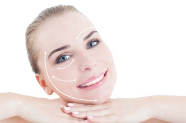 Oklar kaldırma ile çekici genç kadın yüzü closeup